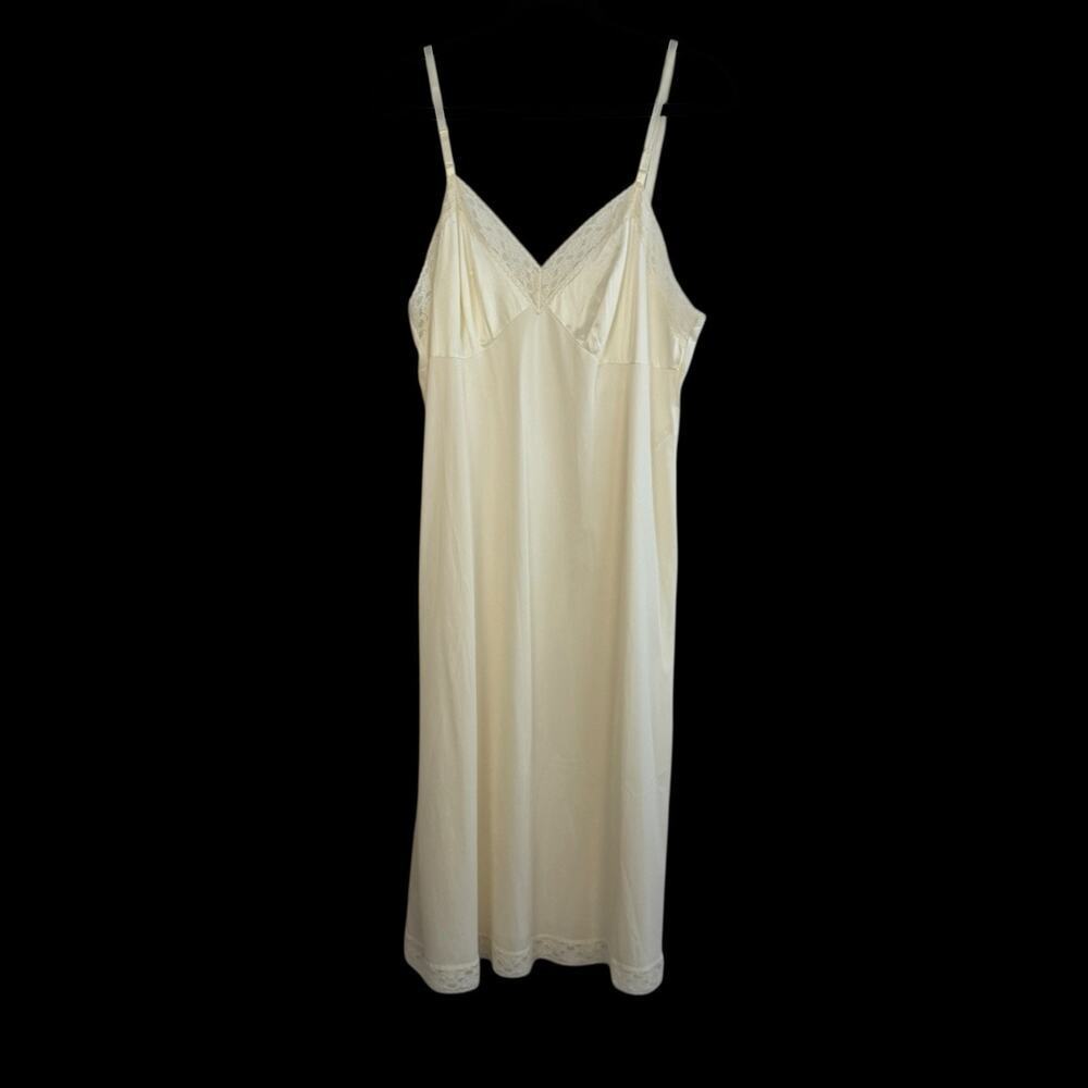 Vintage VANITY FAIR Full Slip 28" Ivory Cream Size 40 Nylon Satin Lace Midi USA